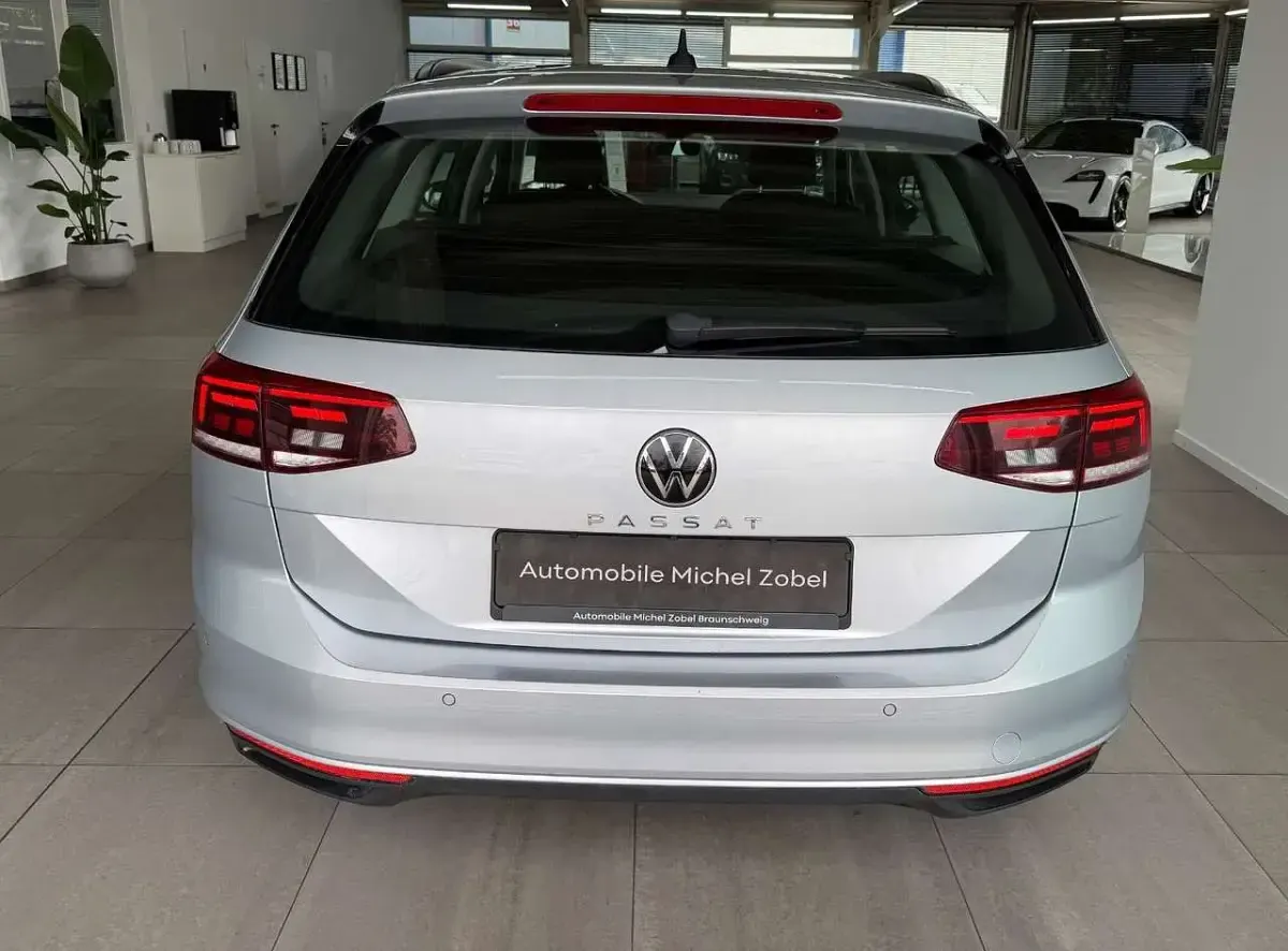 Gebraucht VW Passat 150 PS (110 kW) 2022 Scale silver metallic Kombi