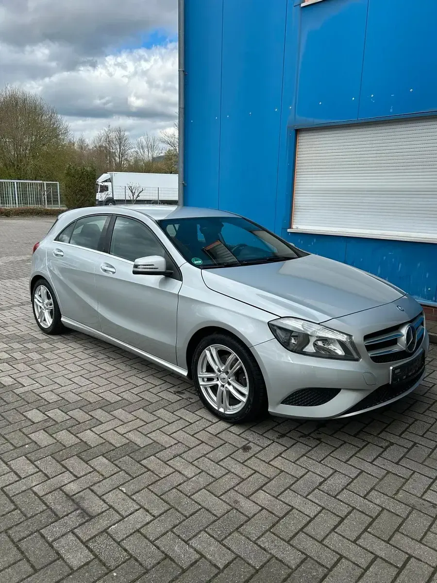 Gebraucht Mercedes A180 Urban 122 PS (89 kW) 2012 Silber Limousine
