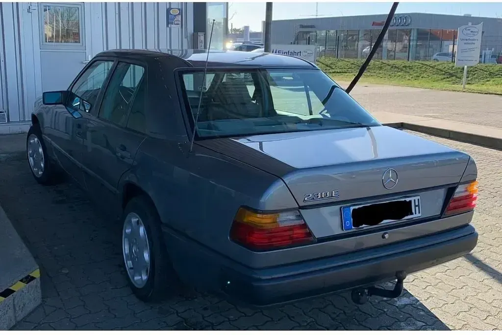 Gebraucht Mercedes E230 131 PS (96 kW) 1988 Grau Limousine