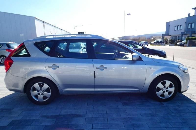Gebraucht Kia Ceed Sportswagon Vision 90 PS (66 kW) 2011 Kirunasilber met. Kombi