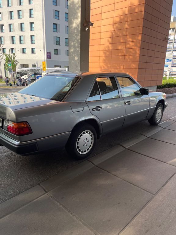 Grau Gebraucht 1990 Mercedes 200 Limousine | 7.850 € - Bild 1/4