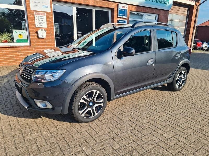Grau Gebraucht 2020 Dacia Sandero Celebration Kleinwagen | 8.900 € (Superpreis) - Bild 1/4