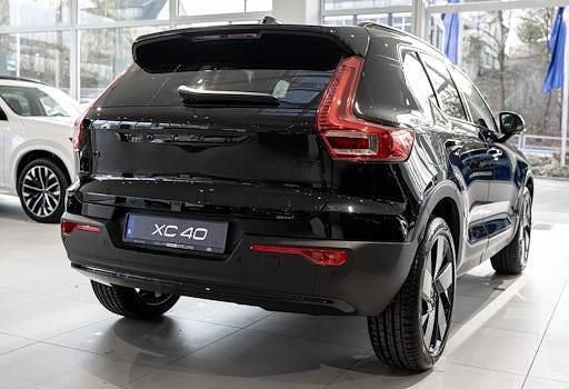 Neu Volvo XC40 Plus 163 PS (119 kW) 2025 Schwarz SUV