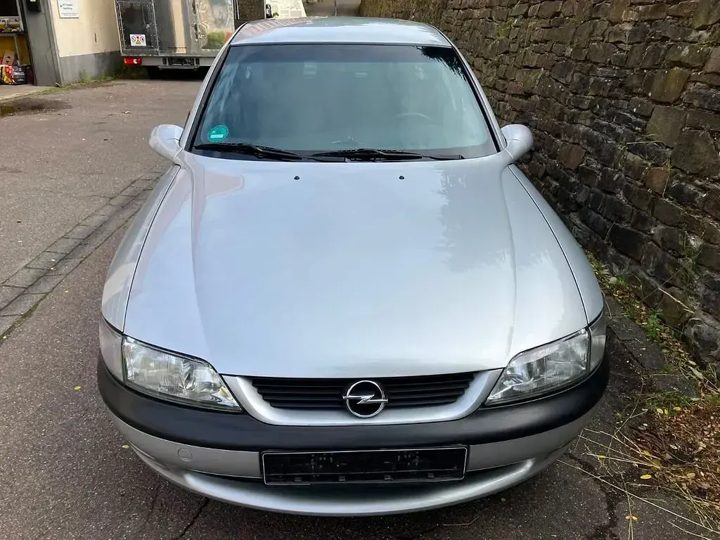 Gebraucht Opel Vectra 101 PS (74 kW) 1998 Silber Limousine