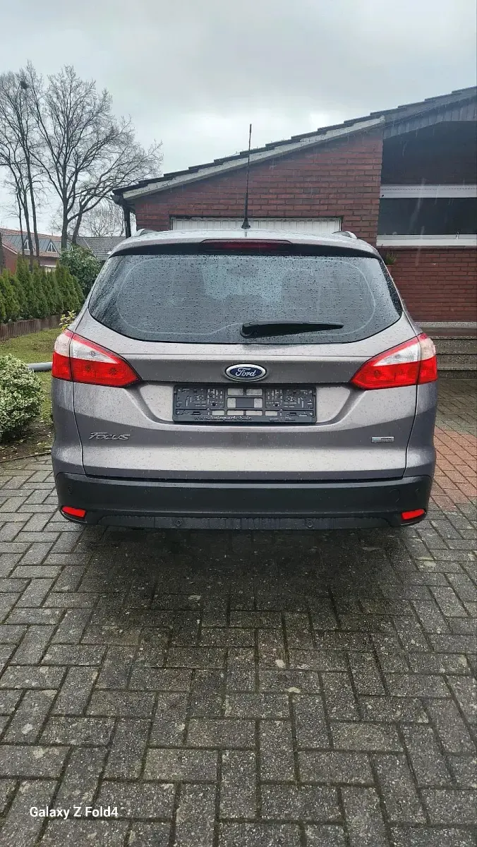 Gebraucht Ford Focus 101 PS (74 kW) 2014 Grau Kombi