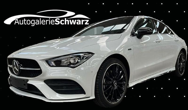 Digitalweiss metallic (designo Gebraucht 2021 Mercedes CLA250e AMG Limousine | 32.750 € (Teuer) - Bild 1/3