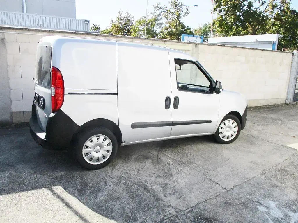 Gebraucht Opel Combo 90 PS (66 kW) 2014 Silber Van / Kleinbus