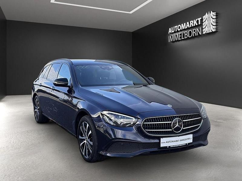 Blau Gebraucht 2022 Mercedes E300 Night Limousine | 28.750 € (Guter Preis) - Bild 1/4