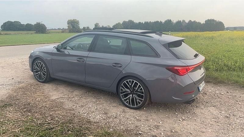 Grau Gebraucht 2024 Cupra Leon VZ Kombi | 33.900 € (Superpreis) - Bild 1/4
