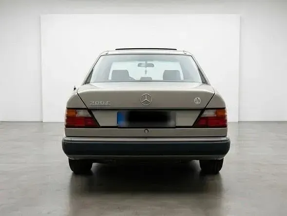 Gebraucht Mercedes 200 133 PS (97 kW) 1993 Gold Limousine