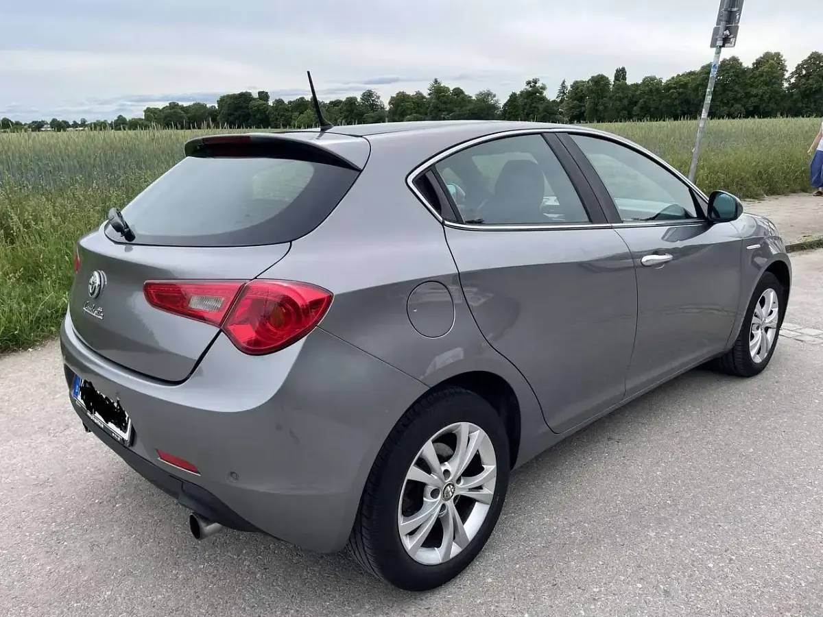 Gebraucht Alfa Romeo Giulietta Turismo 140 PS (102 kW) 2011 Grau Kleinwagen