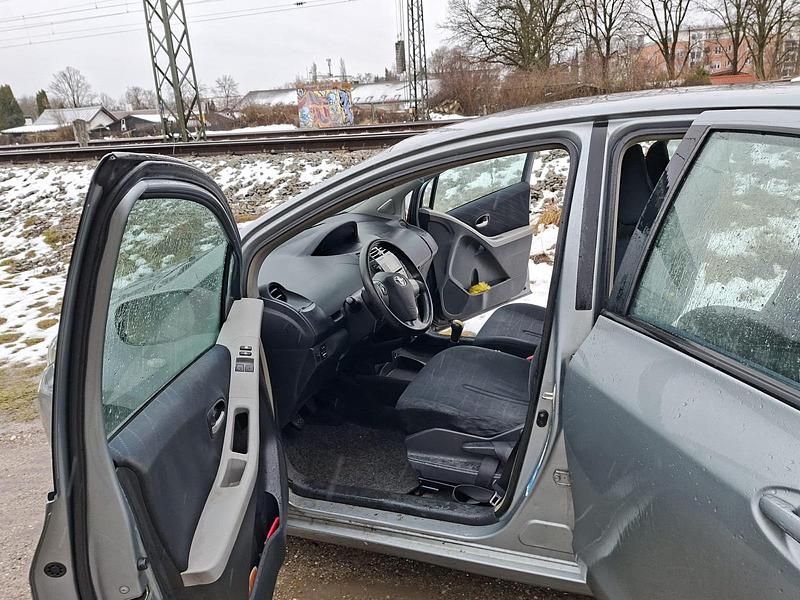 Gebraucht Toyota Yaris 88 PS (64 kW) 2007 Silber Kleinwagen