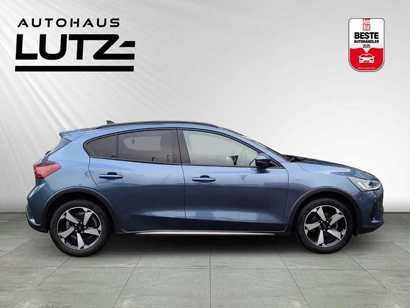 Gebraucht Ford Focus Active X 125 PS (91 kW) 2022 Chromablau metallic Limousine
