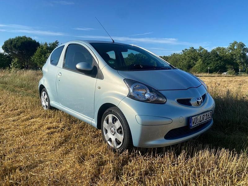 Blau Gebraucht 2005 Toyota Aygo Kleinwagen | 2.650 € (Etwas zu teuer) - Bild 1/4
