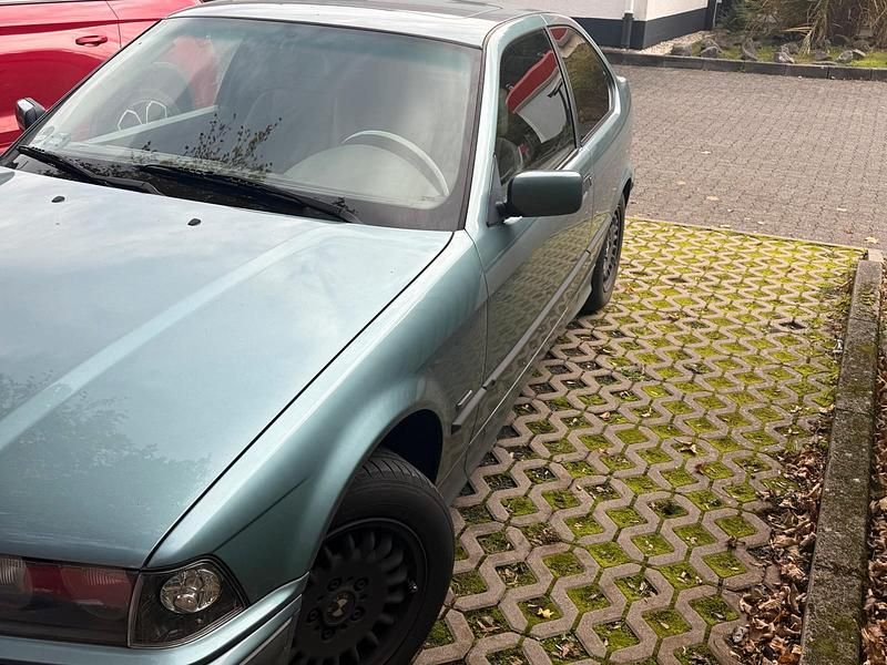 Grün Gebraucht 1997 BMW 316 Coupé | 1.000 € (Superpreis) - Bild 1/4