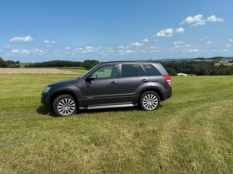 Grau Gebraucht 2013 Suzuki Grand Vitara SUV | 7.499 € (Guter Preis) - Bild 1/4
