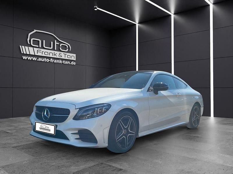 Weiß Gebraucht 2018 Mercedes C200 AMG line Coupé | 31.990 € (Teuer) - Bild 1/4