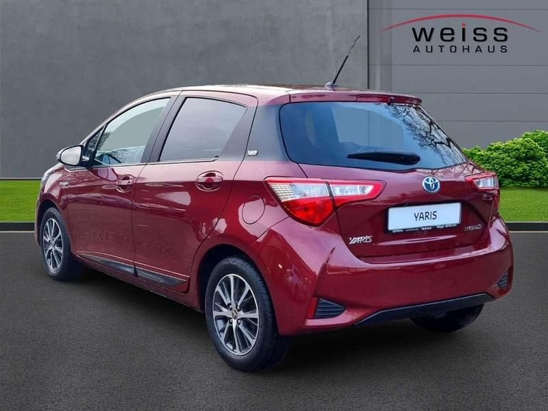 Gebraucht Toyota Yaris Hybrid Club 101 PS (74 kW) 2019 Rot Kleinwagen