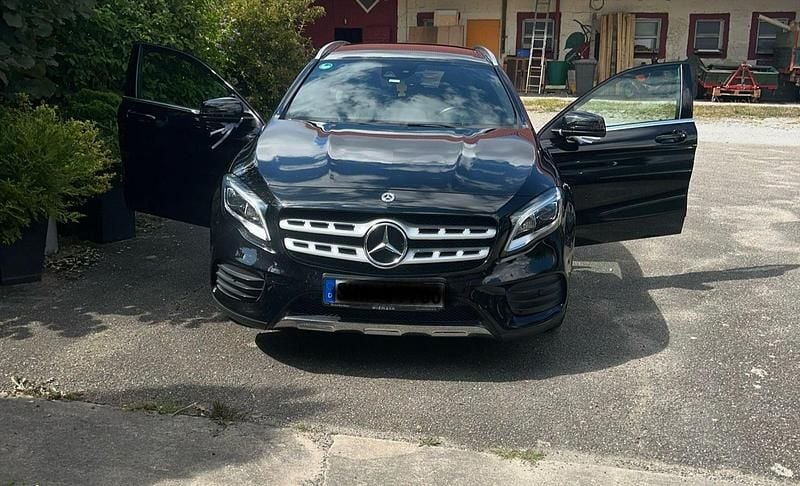 Schwarz Gebraucht 2019 Mercedes GLA200 AMG line SUV | 20.800 € (Guter Preis) - Bild 1/4