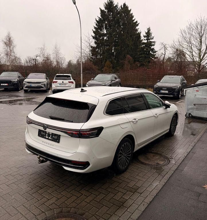 Gebraucht VW Passat Elegance 150 PS (110 kW) 2024 Weiß Kombi