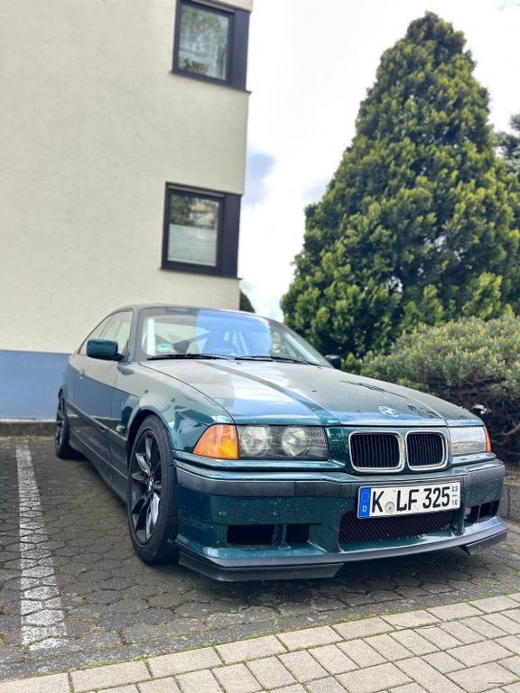 Grün Gebraucht 1996 BMW 323 Basis Coupé | 14.000 € - Bild 1/4