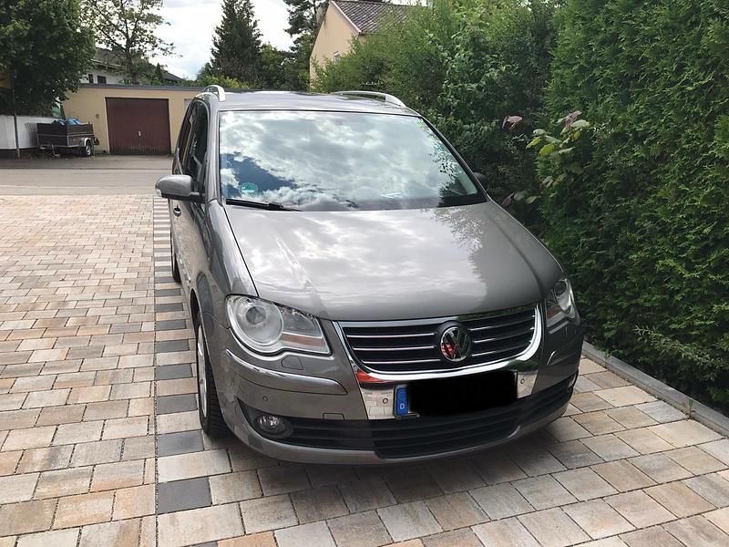 Grau Gebraucht 2009 VW Touran Van / Kleinbus | 4.900 € (Teuer) - Bild 1/4