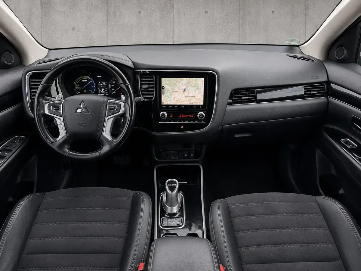 Gebraucht Mitsubishi Outlander Basis 135 PS (99 kW) 2020 Rot SUV