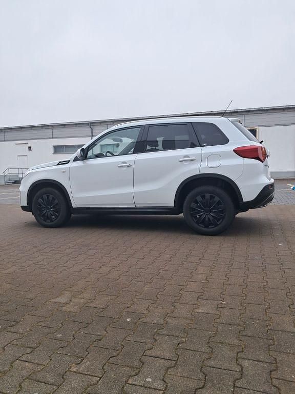 Weiß Gebraucht 2019 Suzuki Vitara Comfort SUV | 16.500 € (Etwas zu teuer) - Bild 1/4