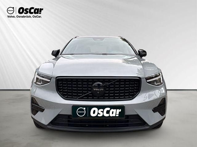 Neu Volvo XC40 Plus 163 PS (119 kW) 2026 Grau SUV