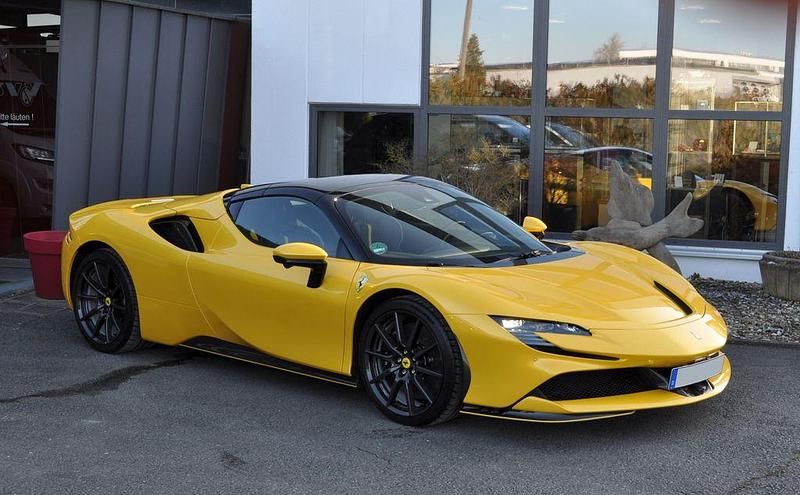 Gebraucht Ferrari SF90 999 PS (734 kW) 2024 Gelb Cabrio