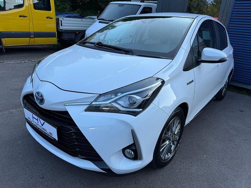 Weiß Gebraucht 2017 Toyota Yaris Hybrid Limousine | 9.950 € (Guter Preis) - Bild 1/4