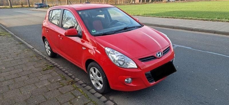 Rot Gebraucht 2009 Hyundai i20 Limousine | 1.450 € (Superpreis) - Bild 1/4