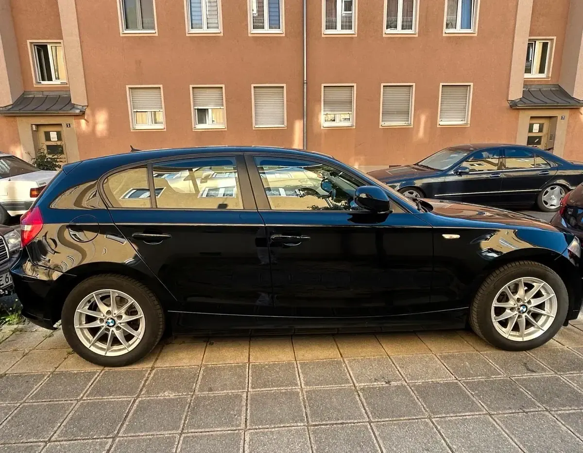 Gebraucht BMW 116 122 PS (89 kW) 2010 Schwarz Kleinwagen