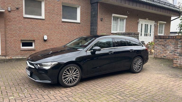 Schwarz Gebraucht 2020 Mercedes CLA200 Shooting Brake Kombi | 19.900 € (Guter Preis) - Bild 1/4