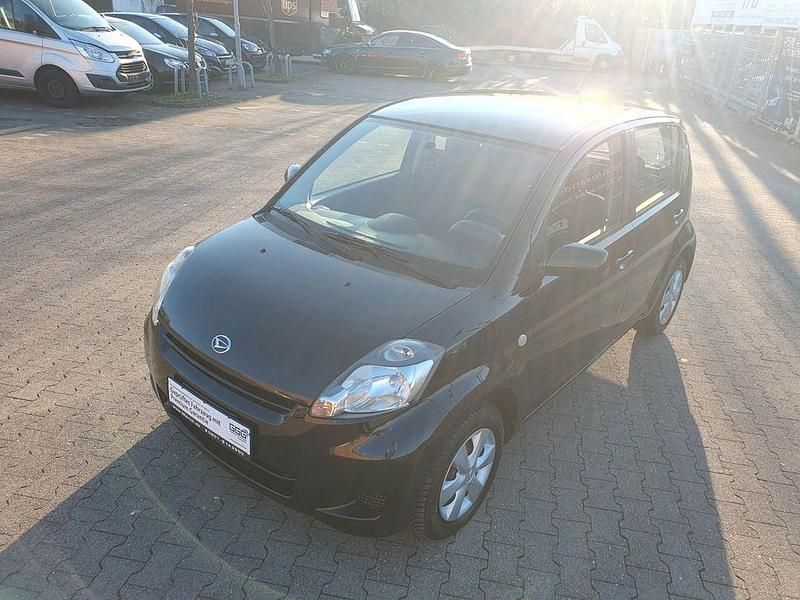 Gebraucht Daihatsu Sirion 69 PS (50 kW) 2011 Schwarz Kleinwagen