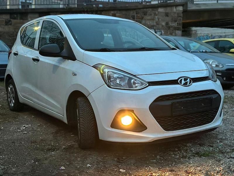 Gebraucht Hyundai i10 Basis 67 PS (49 kW) 2015 Weiß Kleinwagen