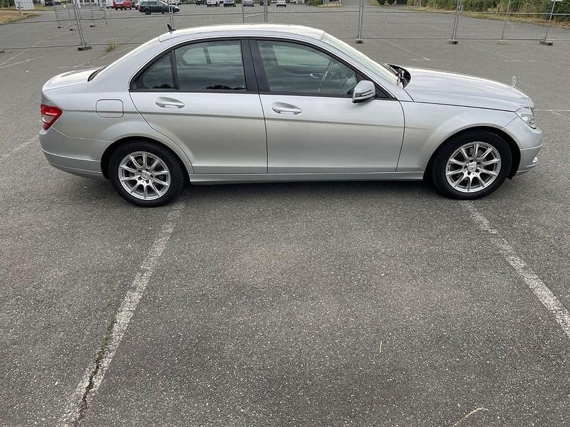 Silber Gebraucht 2010 Mercedes C200 Limousine | 8.050 € (Fairer Preis) - Bild 1/4
