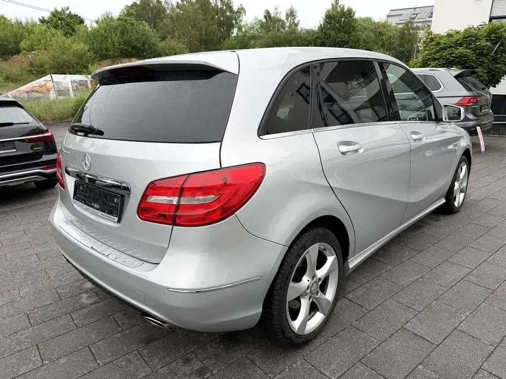 Gebraucht Mercedes B180 109 PS (80 kW) 2014 Silber Kleinwagen