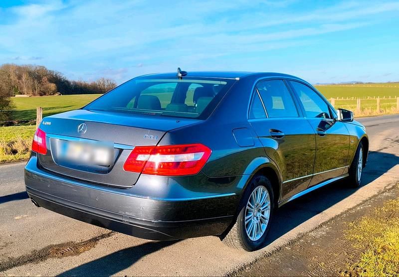Gebraucht Mercedes E200 Elegance 184 PS (135 kW) 2010 Andere farben Limousine
