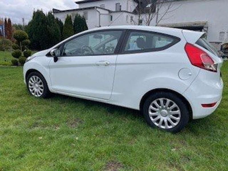 Gebraucht Ford Fiesta Trend 60 PS (44 kW) 2014 Weiß Kleinwagen