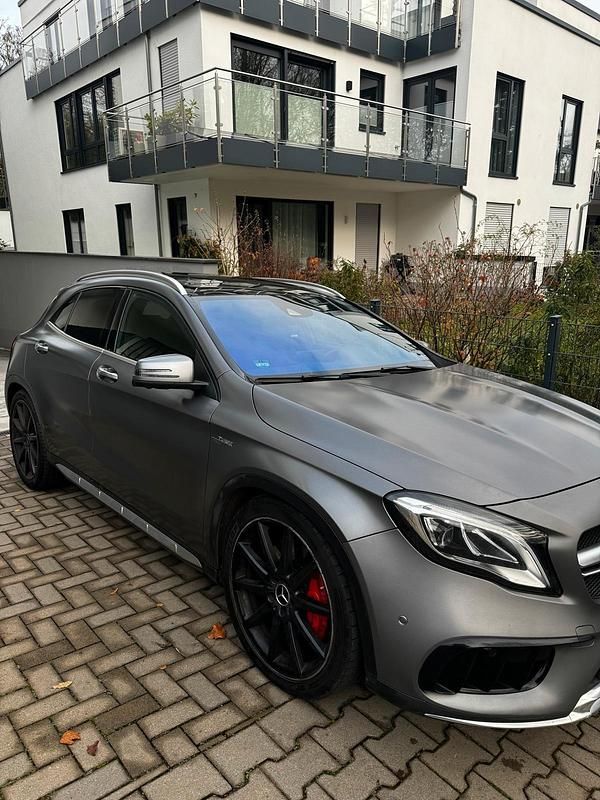 Grau Gebraucht 2017 Mercedes GLA45 AMG AMG SUV | 26.500 € (Teuer) - Bild 1/4