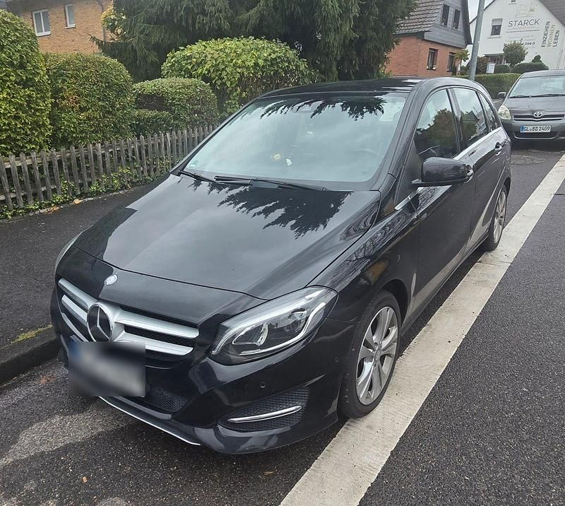Schwarz Gebraucht 2016 Mercedes B200 Van / Kleinbus | 15.900 € - Bild 1/4