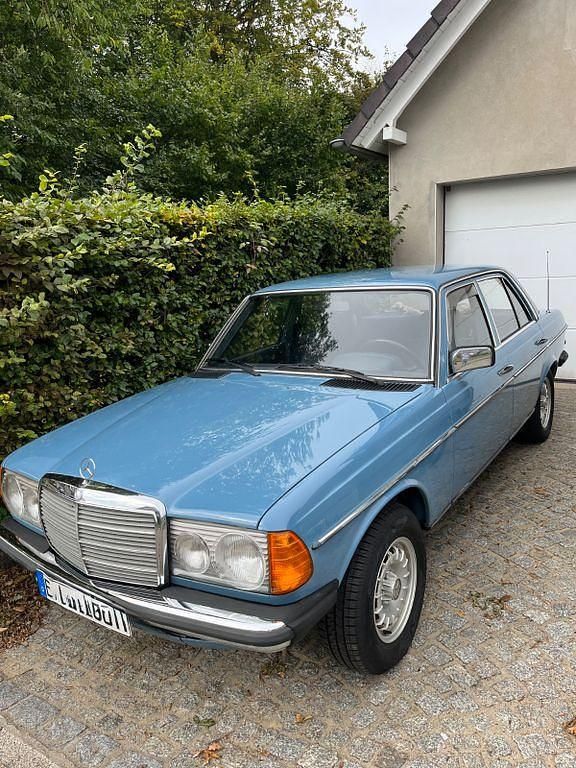 Gebraucht Mercedes E230 136 PS (100 kW) 1981 Blau Limousine