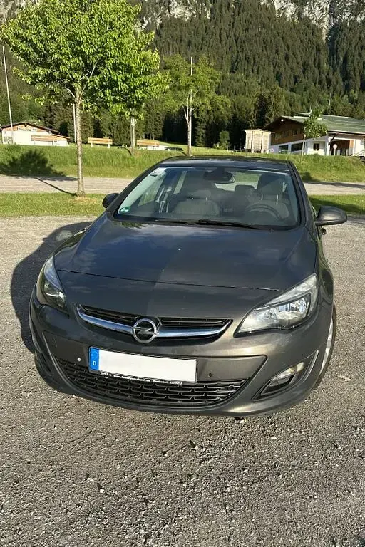 Gebraucht Opel Astra Edition 140 PS (102 kW) 2012 Grau Limousine