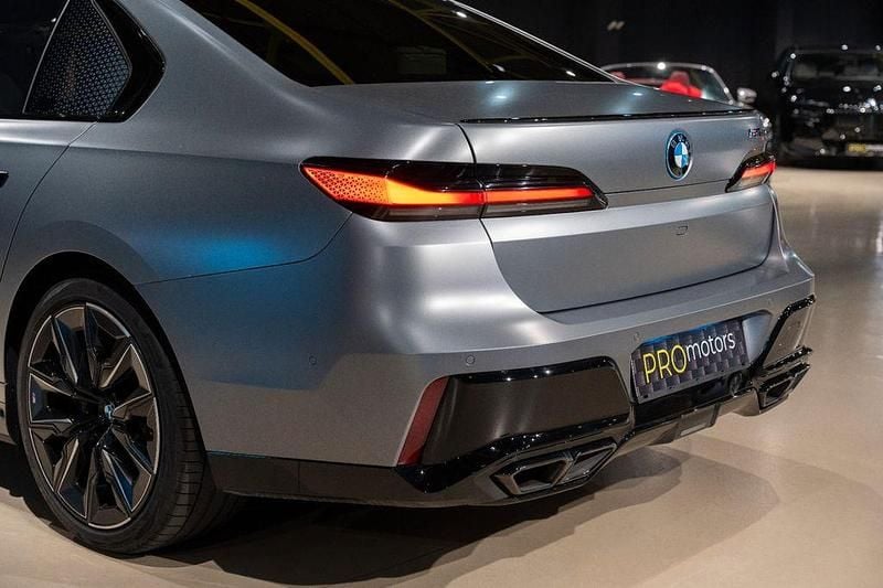 Gebraucht BMW M760e 571 PS (419 kW) 2023 Grau Limousine