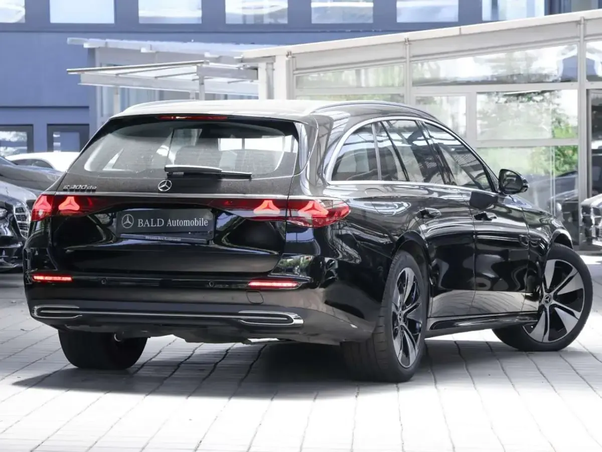 Gebraucht Mercedes E300 Avantgarde 197 PS (144 kW) 2025 Schwarz metalliclack obsidians Kombi