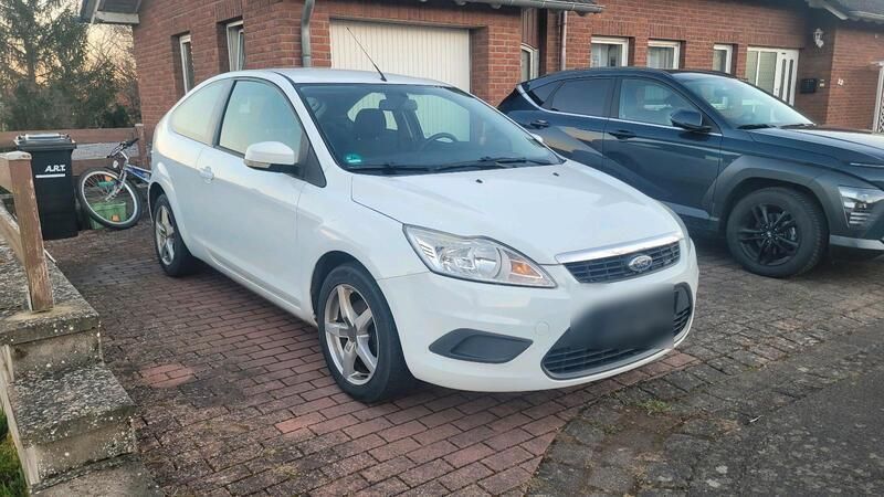 Weiß Gebraucht 2010 Ford Focus Limousine | 2.500 € (Guter Preis) - Bild 1/4