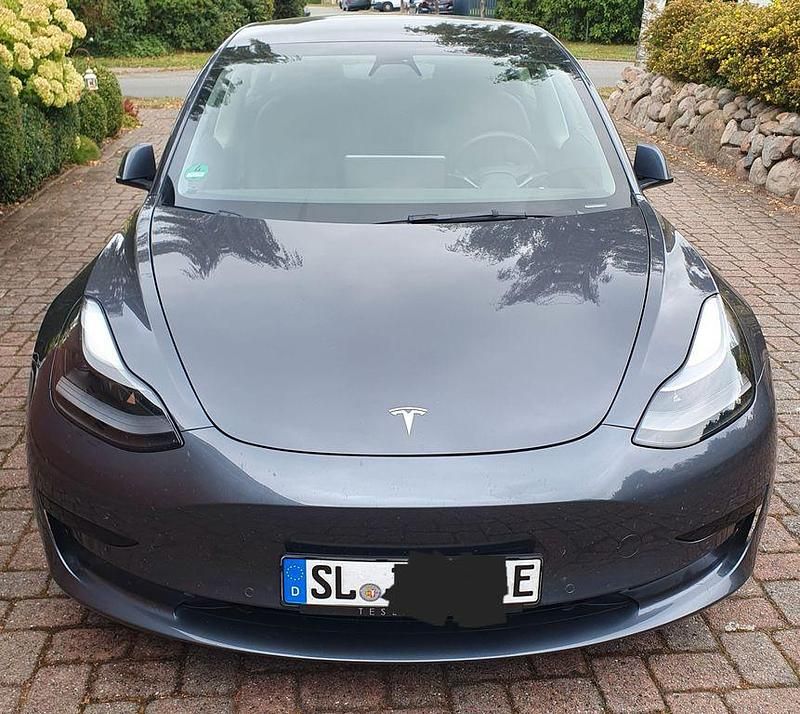 Grau Gebraucht 2021 Tesla Model 3 Standard Range Plus Limousine | 25.950 € (Fairer Preis) - Bild 1/4