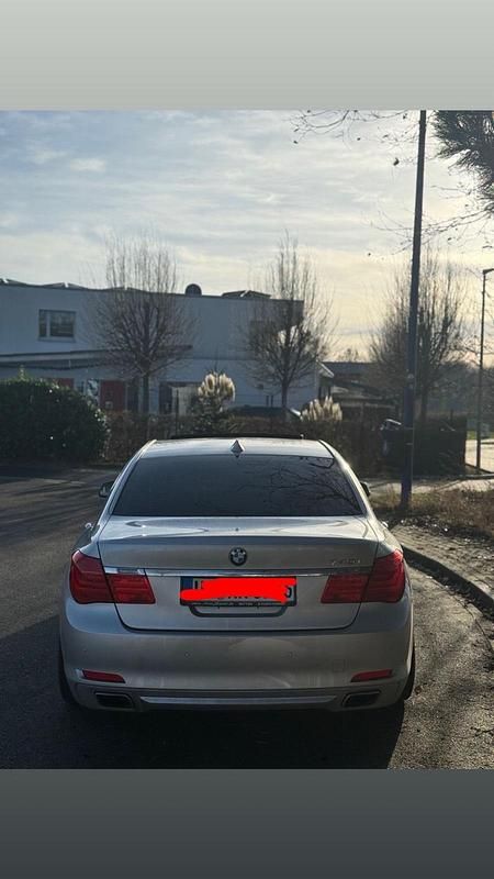 Gebraucht BMW 740 326 PS (239 kW) 2011 Silber Limousine