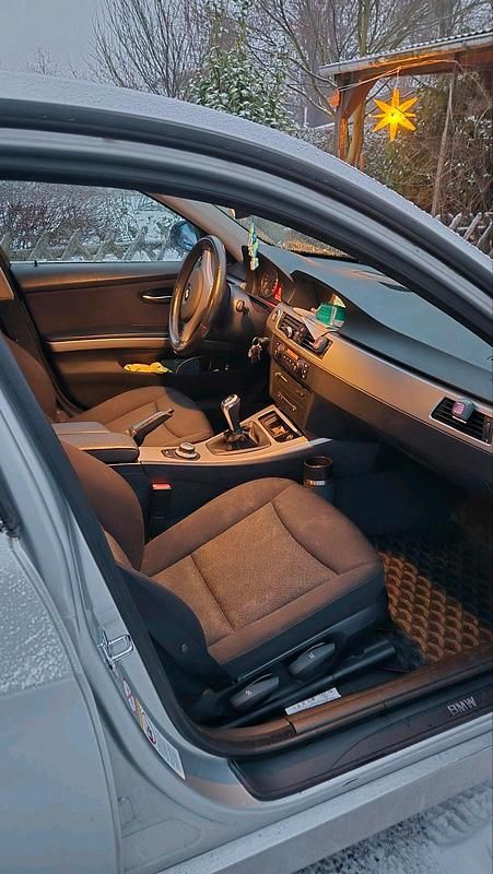 Silber Gebraucht 2005 BMW 320 Limousine | 3.999 € - Bild 1/4